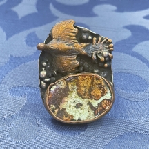 טבעת אמנותית, עשויה מתכת וכסף נמוך משובצת אבן