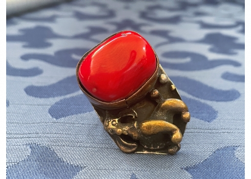 טבעת אמנותית מעוצבת עשויה מתכת וכסף נמוך, אמייל בגוון קורל אדום