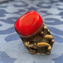 טבעת אמנותית מעוצבת עשויה מתכת וכסף נמוך, אמייל בגוון קורל אדום