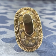 טבעת אמנותית מעוצבת עשויה מתכת וכסף נמוך, משובצת