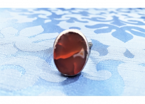טבעת ישנה עשויה מתכת משובצת אבן
