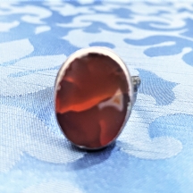 טבעת ישנה עשויה מתכת משובצת אבן
