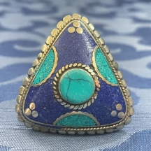 טבעת טורקמנית ישנה עשויה כסף נמוך ומעוטרת באמייל צבעוני
