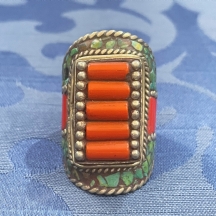 טבעת טורקמנית ישנה עשויה כסף נמוך משובצת קורלים