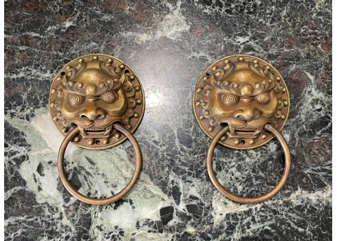 זוג נוקשי דלת סינים ישנים עשויים פליז, מעוצבים כפני אריות