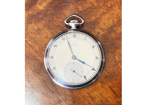 שעון כיס עתיק מתוצרת חברת 'אומגה' (Omega), עשוי מתכת, 1920-1940 בקירוב