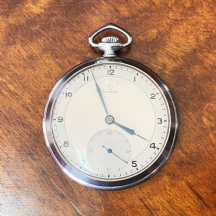 שעון כיס עתיק מתוצרת חברת 'אומגה' (Omega), עשוי מתכת, 1920-1940 בקירוב