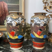 זוג כדי 'סטסומה' (Satsuma) יפנים עתיקים ויפים, מעוטרים בעבודת יד וחתומים