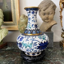 אגרטל קלואזונה (Cloisonne) סיני ישן עשוי נחושת מצופה זהב מעוטר באמייל כחול