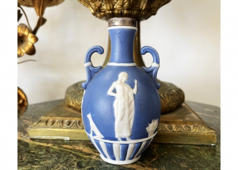 כד אנגלי קטן בסגנון וודג'ווד (Wedgwood), לא חתום, השפה העליונה מחופה כסף