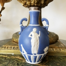 כד אנגלי קטן בסגנון וודג'ווד (Wedgwood), לא חתום, השפה העליונה מחופה כסף