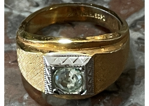 טבעת יוניסקס עשויה מתכת מוזהבת (ציפוי זהב) במרגזה זירקוניה מלוטשת