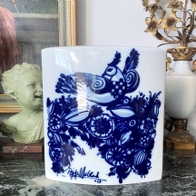 כד פורצלן מתוצרת: 'רוזנטל' (Rosenthal) של המעצב Bjorn Wiinblad משנת 1969
