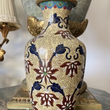 אגרטל קלואזונה (Cloisonne) סיני ישן עשוי נחושת מצופה זהב ומעוטר בדגם פרחוני