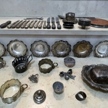 לוט סוחרים של עשרות פרטים, חלקם עשויים כסף, חתומים