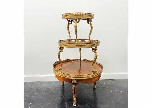מעמד אטאג'ר (Etagere) ישן בסגנון עתיק, עשוי עץ ומתכת, מעוטר בעבודת 'פרקטרי'