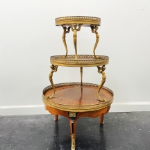 מעמד אטאג'ר (Etagere) ישן בסגנון עתיק, עשוי עץ ומתכת, מעוטר בעבודת 'פרקטרי'