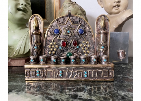 חנוכייה טורקמנית ישנה עשויה מתכת מצופה כסף, משובצת אבנים צבעוניות