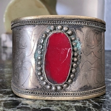 צמיד טורקמני ישן עשוי כסף נמוך משובץ אבן אדומה