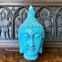 פסל דקורטיבי בדמות ראש בודהה עשוי קרמיקה מעוטר בזיגוג בגוון טורקיז, גימור 'עתיק'