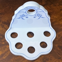 מעמד לכלי מטבח (לתליה) מתוצרת: 'מייסן' (Meissen), עשוי פורצלן, מעוטר בכחול קובלט