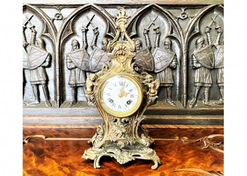 שעון קמין צרפתי עתיק מהמאה ה-19, עשוי ברונזה בפטינה זהובה בדגם מלאכים