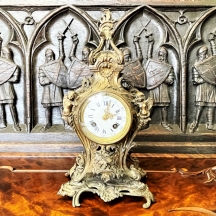 שעון קמין צרפתי עתיק מהמאה ה-19, עשוי ברונזה בפטינה זהובה בדגם מלאכים