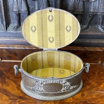 תיבת תכשיטים אובאלית עתיקה מהמאה ה-19 בעלת שתי ידיות נשיאה טבעתיות והמכסה מעוטר