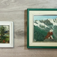 'דמויות באדום על רקע הר מושלג', 'זוג מטיילים על פסגת הר' - לוט של שני ציורים