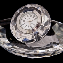 שעון ומעמד לשעון שולחני עשויים זכוכית