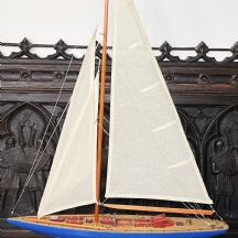 לאספני דגמי אוניות וסירות - דגם ישן ויפה של סירת מפרש, עשוי עץ צבוע ומתכת