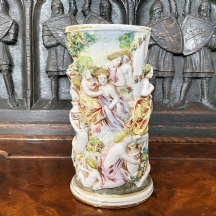 כד חרס איטלקי ישן מתוצרת 'קאפו דימונטה' (Capodimonte), מעוטר בעבודת יד באמייל