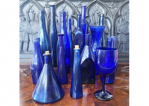 לוט של 16 כלי זכוכית כחולים (זכוכית קובלט), ישנים שונים, צורות וגדלים שונים