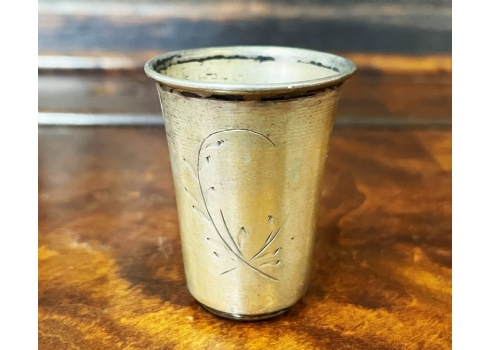 כוס כסף פולנית קטנה (וורשה), חתומה (1920-1931) ומעוטרת בחריטת יד עדינה