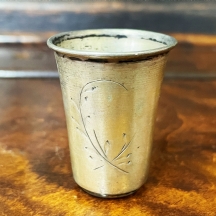 כוס כסף פולנית קטנה (וורשה), חתומה (1920-1931) ומעוטרת בחריטת יד עדינה