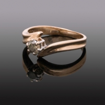 טבעת סוליטר עם יהלום 'פנסי'   (2282)