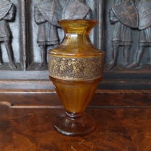 כד קריסטל צ'כי ארט דקו מתוצרת: 'מוזר' (Moser) עשוי קריסטל בגוון ענבר ועיטורי זהב