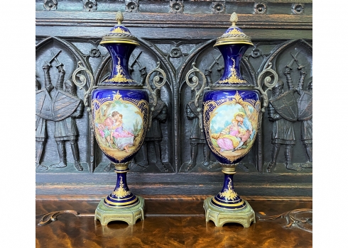 זוג אגרטלים צרפתים עתיקים בסגנון 'סוורה' (Sevres) מצויירים ביד על רקע bleu nouve