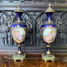 זוג אגרטלים צרפתים עתיקים בסגנון 'סוורה' (Sevres) מצויירים ביד על רקע bleu nouve