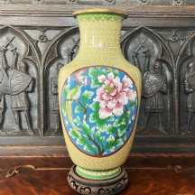 אגרטל קלואזונה (Cloisonne) סיני ישן וגדול, עשוי נחושת מצופה זהב ומעוטר באמייל