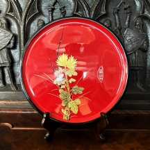 צלחת הגשה יפנית דקורטיבית עשויה עץ ולכה מצויירת, חתומה