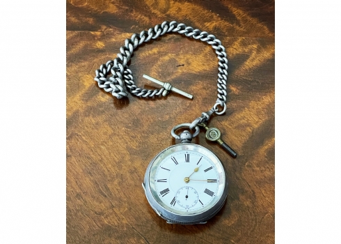 שעון כיס שוויצרי עתיק עשוי כסף '935' (חותמות כסף) יחד עם מפתח ושרשרת 'אלברטינה'