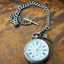 שעון כיס שוויצרי עתיק עשוי כסף '935' (חותמות כסף) יחד עם מפתח ושרשרת 'אלברטינה'