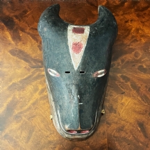 מסכה אפריקאית שבטית עתיקה מסוג: 'Bush Cow Mask' (משבט אנשי הבמילקי 'Bamileke'