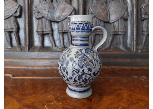 קנקן גרמני עתיק, עשוי חרס מעוטר בזיגוג מלח (Salt-glaze) ועיטורי בלט בכחול