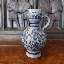 קנקן גרמני עתיק, עשוי חרס מעוטר בזיגוג מלח (Salt-glaze) ועיטורי בלט בכחול