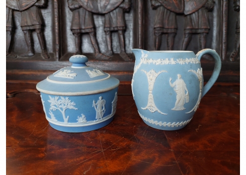 לוט של שני כלים אנגלים מתוצרת: 'וודג'ווד' (Wedgwood), 1891-1908 בקירוב