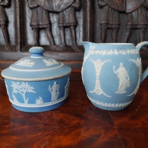 לוט של שני כלים אנגלים מתוצרת: 'וודג'ווד' (Wedgwood), 1891-1908 בקירוב