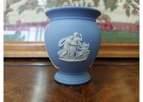 כד חרס אנגלי ישן מתוצרת: 'וודג'ווד' (Wedgwood), מעוטר וחתום