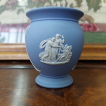 כד חרס אנגלי ישן מתוצרת: 'וודג'ווד' (Wedgwood), מעוטר וחתום